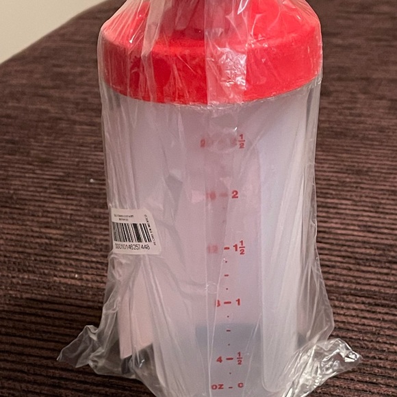 New Tupperware quick shake container with red lid - Picture 6 of 6